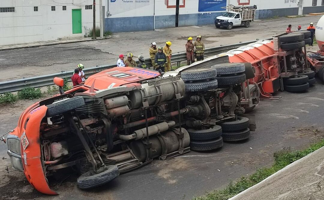 Una pipa se volcó en la autopista México-Puebla, lo que derivó en un congestionamiento vial a la altura de los estadios | Foto: Agencia Es Imagen para El Universal Puebla