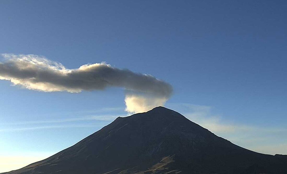 Este 5 de enero el volcán Popocatépetl emitió una fumarola de mediana intensidad | Foto: Webcams de México