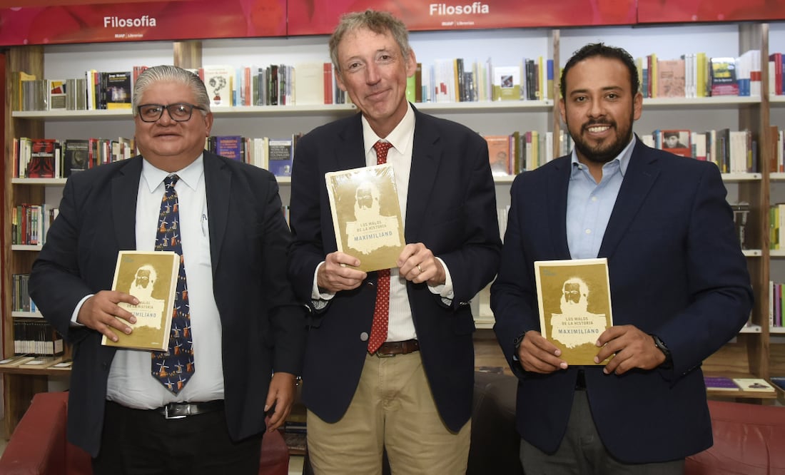 Presentan en la BUAP “Los malos de la historia: Maximiliano”, obra del historiador español, Will Fowler | Foto: BUAP.