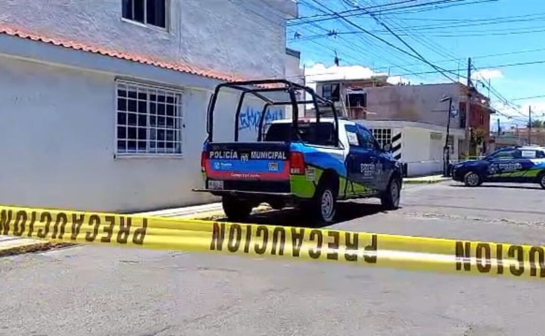 Una balacera frente a la Secundaria Técnica 25 dejó un saldo de un hombre de aproximadamente 35 años muerto | Foto: Agencia Es Imagen para El Universal Puebla