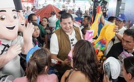 Rosas y juguetes reparte  Alejandro Armenta a mamás y niños en la Feria de Puebla 2026