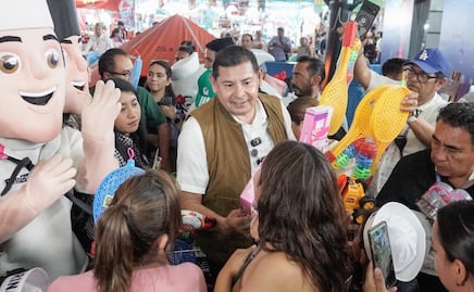 Rosas y juguetes reparte Alejandro Armenta a mamás y niños en la Feria de Puebla 2026