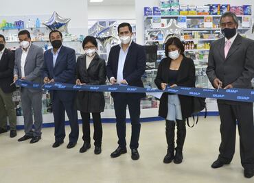 Lilia Cedillo inaugura sucursal de Farmacias Fleming en Chignahuapan