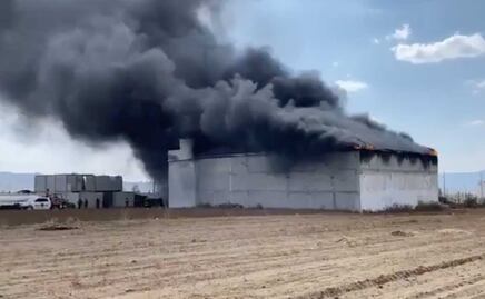 VIDEO. Reportan aparatoso incendio en depósito de reciclaje en Chalchicomula