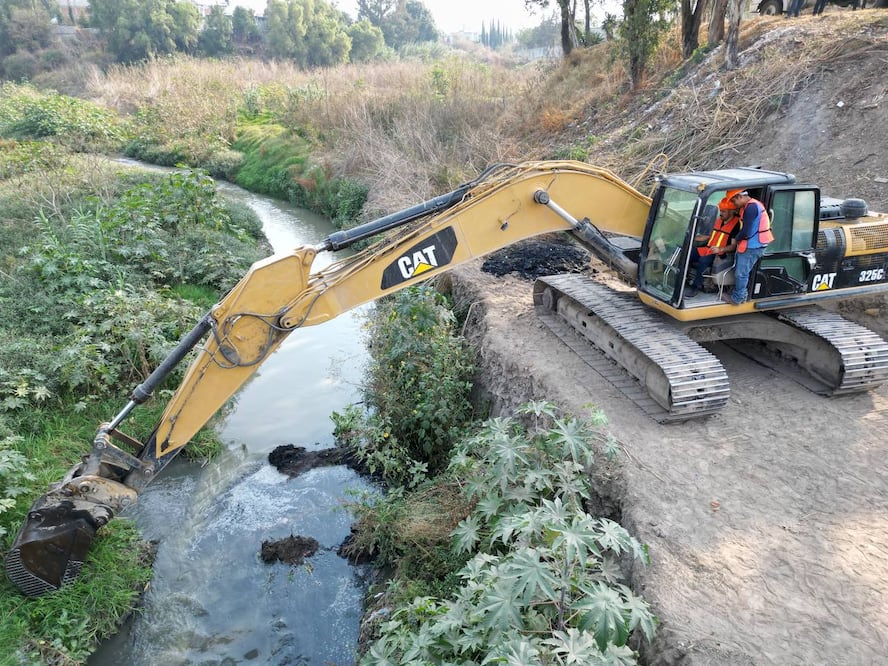 Una máquina retira escombros en cauces de ríos / Foto Ayuntamiento de Puebla
