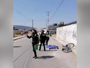 Muere mujer ciclista embestida por torton en Amozoc