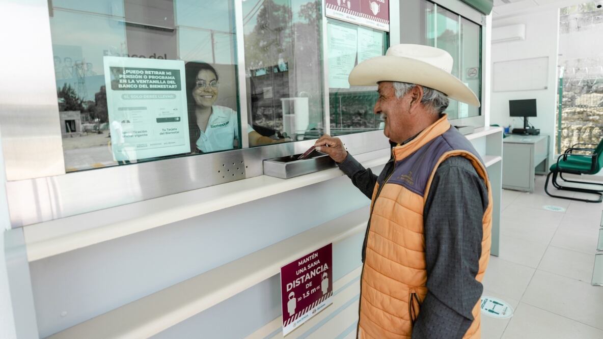 Actualmente, más de 12 millones de personas de 65 años o más reciben cada dos meses un pago de 6 mil pesos. Este apoyo tiene como objetivo mejorar las condiciones de vida de los adultos mayores y asegurar su acceso a protección social.
Foto: Producción El Universal Puebla