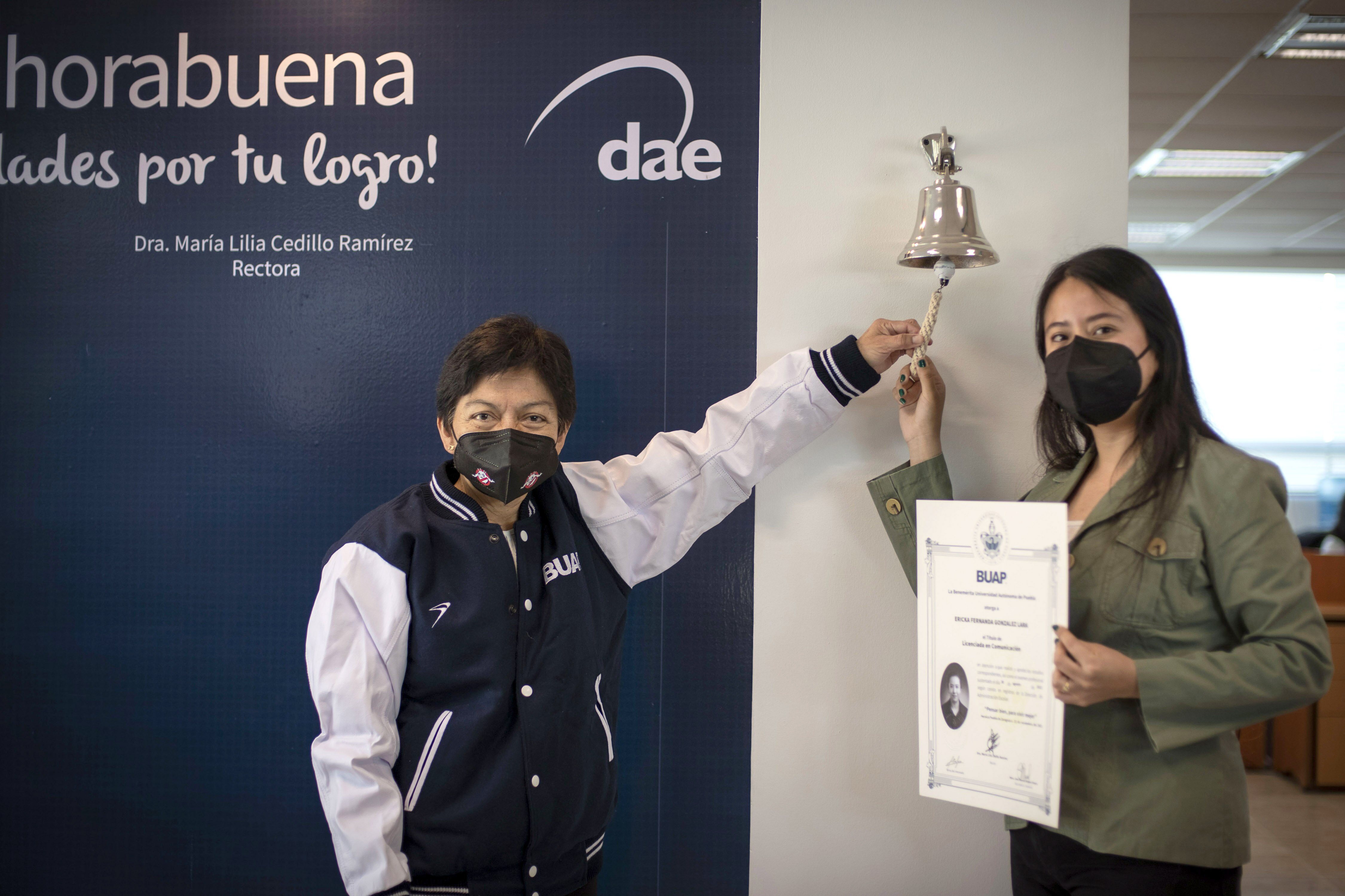 Lilia Cedillo entrega los primeros títulos como rectora de la BUAP