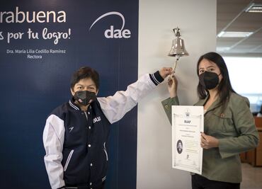 Lilia Cedillo entrega los primeros títulos como rectora de la BUAP