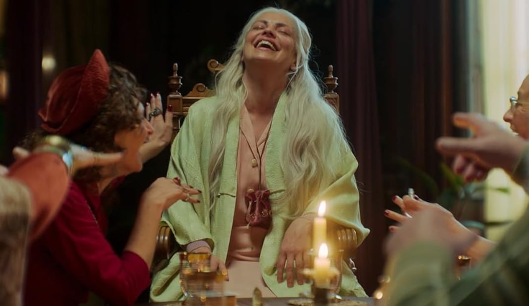 La historia se desenvuelve con un excelente ritmo a través de diferentes épocas, manteniendo el drama en cada momento | Foto: Prime Video
