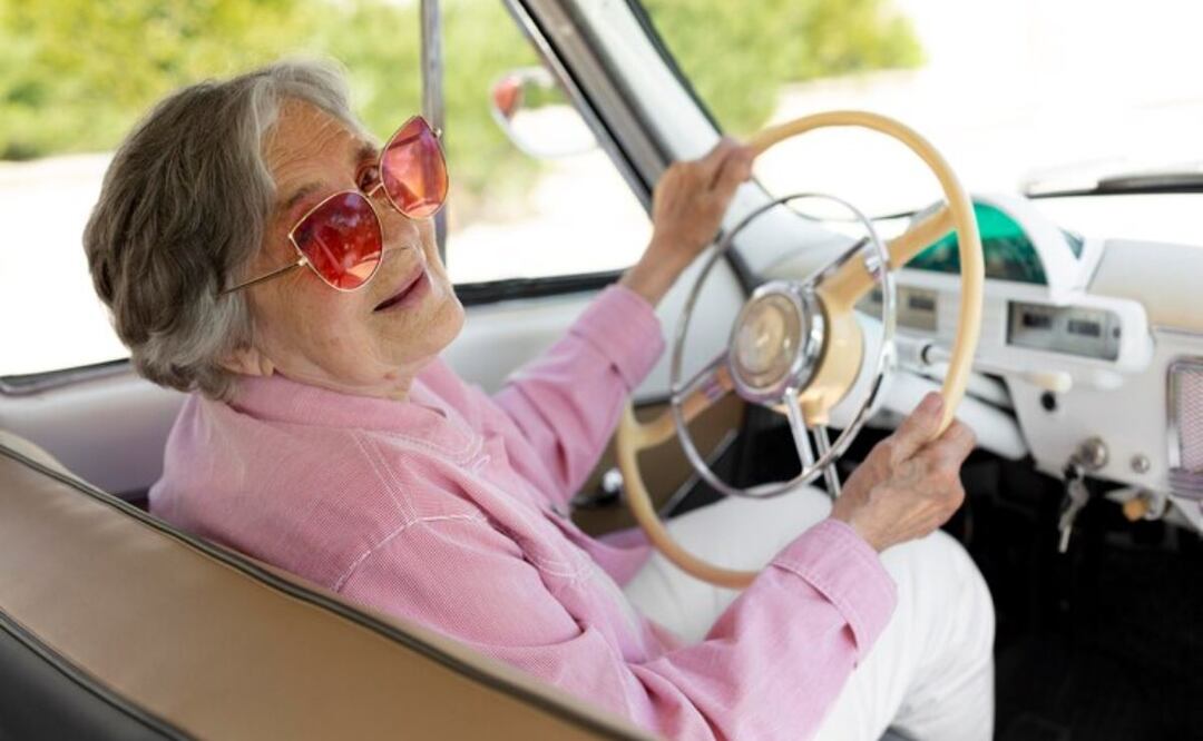 Hay quienes consideran un riesgo que los adultos mayores conduzcan / Foto: Freepik