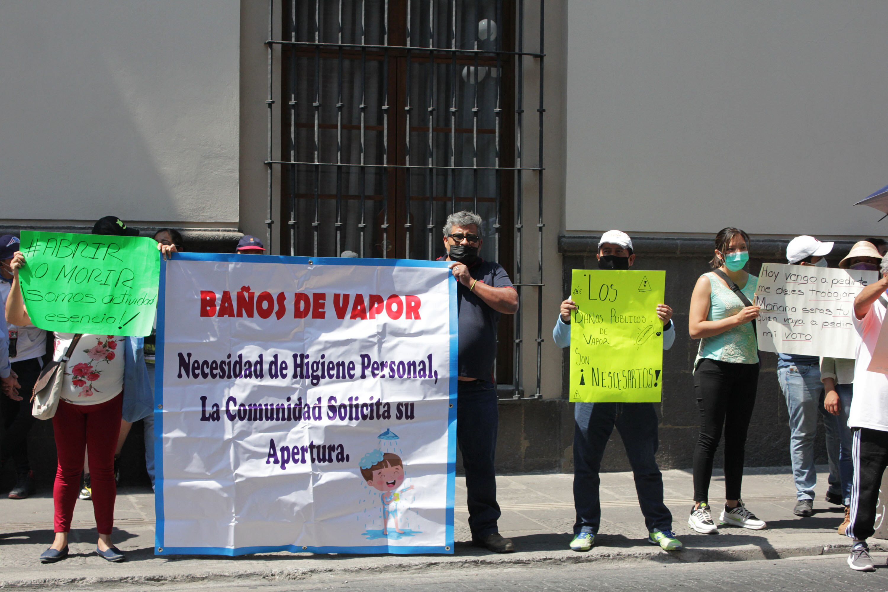 Exigen reapertura de baños públicos en Puebla