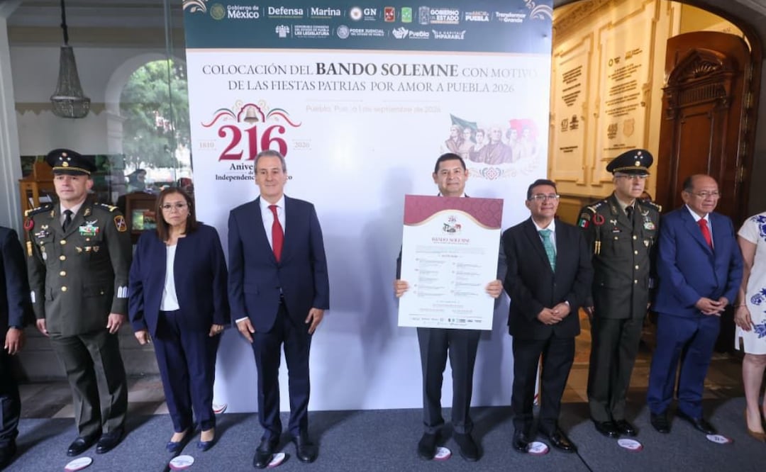 Junto con el gobernador, encabezó la primera guardia de honor ante el Lábaro Patrio | Foto: Gobierno de Puebla.