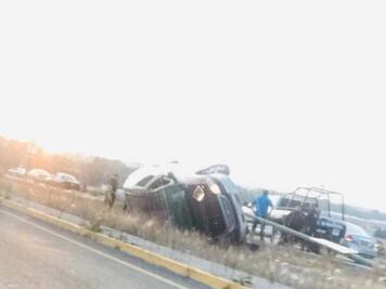 Muere joven tras volcar camioneta en el Periférico Ecológico