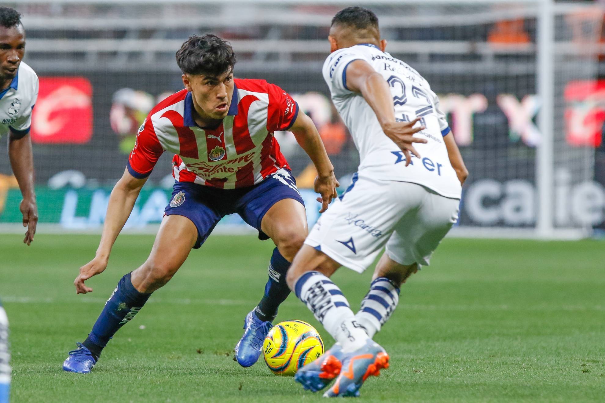 El pasado fin de semana lograron un valioso triunfo por la mínima ante el Deportivo Guadalajara, lo que les brinda una luz de esperanza en su búsqueda por mejorar su posición en la tabla y asegurar un lugar en la Fiesta Grande. Este triunfo podría ser un punto de inflexión que motive al equipo en las jornadas restantes.

Foto: Producción El Universal Puebla