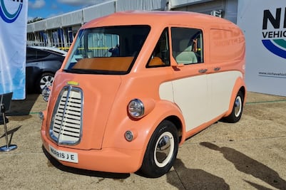 Morris J-Type. La furgoneta inglesa retro con autonomía eléctrica de 320 kms