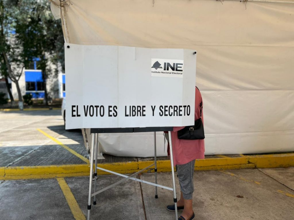 En el portal en línea del INE, los ciudadanos pueden buscar el distrito electoral donde deben acudir a votar. 

Foto: Producción El Universal