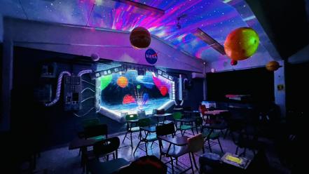 Maestro mexicano decora salón con temática de la NASA