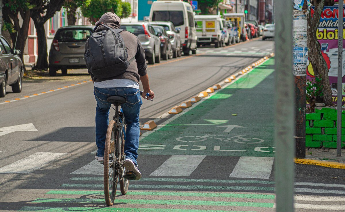 Los gobernantes diseñan ciudades teniendo como prioridad a quienes se mueven utilizando autos particulares, informó especialista | FOTO: Agencia Es Imagen para El Universal Puebla