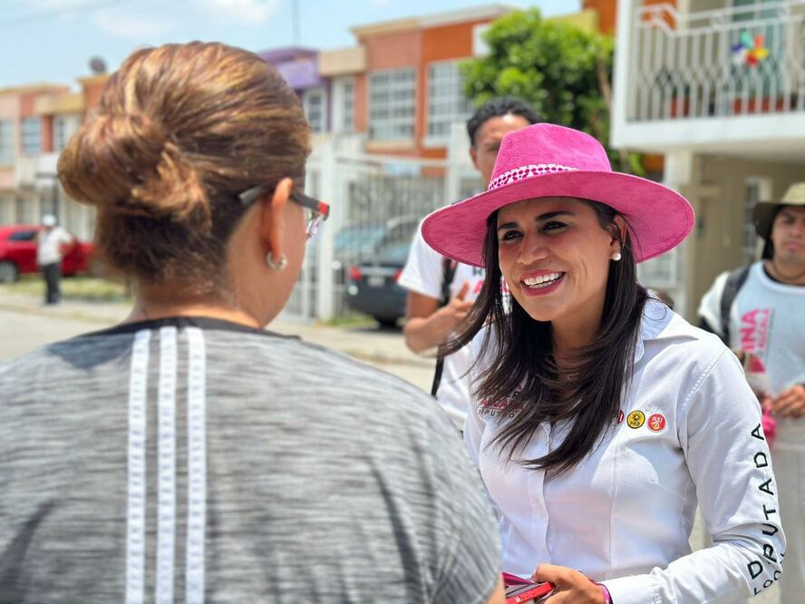 Karina Romero Alcalá recorre las calles del Distrito 20 en Puebla | Foto: Especial