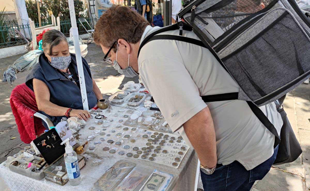 En la plazuela de Los Sapos hay varios vendedores de monedas | foto: Agencia Es Imagen para El Universal Puebla