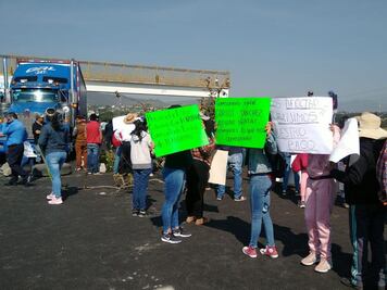 Ejidatarios bloquean la carretera federal y la autopista México-Puebla