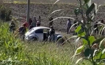 Motosicarios balean al conductor de un vochito