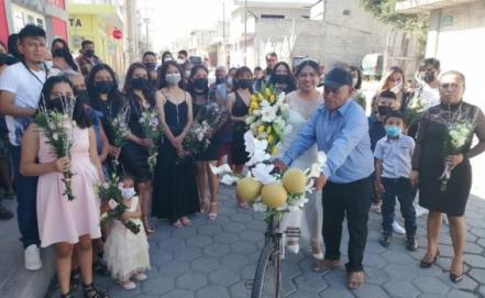 Ni en coche ni en limusina, papá lleva a hija a su boda en bicicleta adornada con flores en Puebla