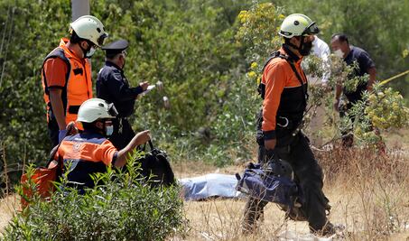Muere al caer con su camioneta de la pista a la barranca