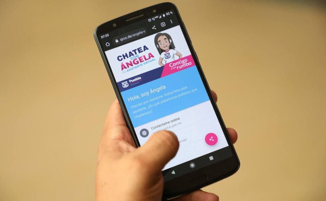 Este martes, el alcalde Eduardo Rivera presentó el primer smartbot de Puebla. | Foto: Ayuntamiento de Puebla