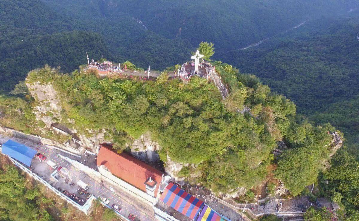 Peñón de Jonotla uno de los miradores naturales más impresionantes y sagrados de la Sierra Norte de Puebla. Foto Especial