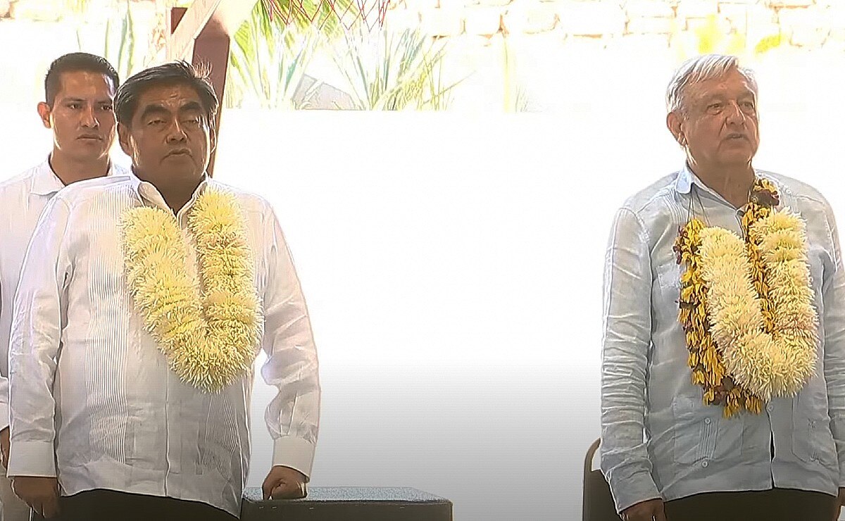 Maestros protestan en gira de AMLO