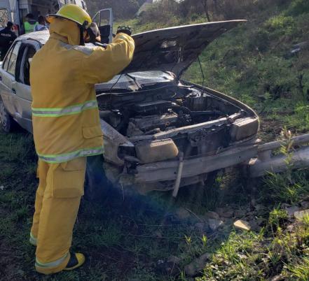 Dos lesionados tras volcadura en el Periférico 