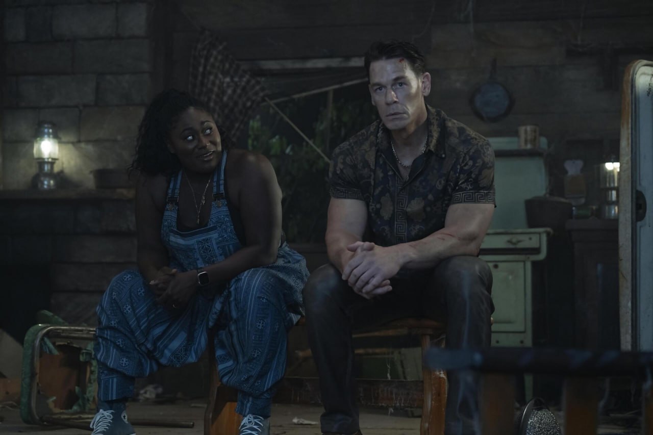 John Cena entrega una gran actuación como Chris Smith/Peacemaker, llegando a tener varios momentos emocionales que resaltan el buen guion de la historia | Foto: DC Studios