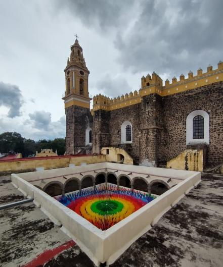 Mira cómo luce el Convento de San Gabriel adornado con papel picado