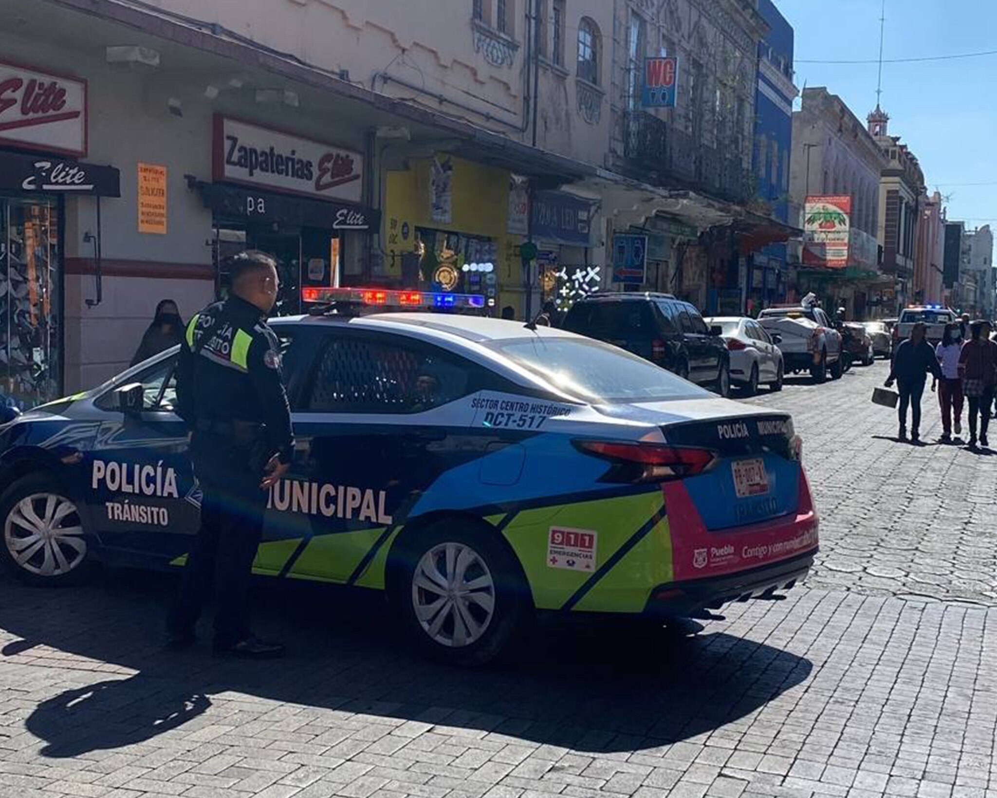 Pie de foto: Protección Civil resguarda una casona ubicada entre las calles 6 y 8 Poniente tras derrumbarse su techo |Foto: Especial