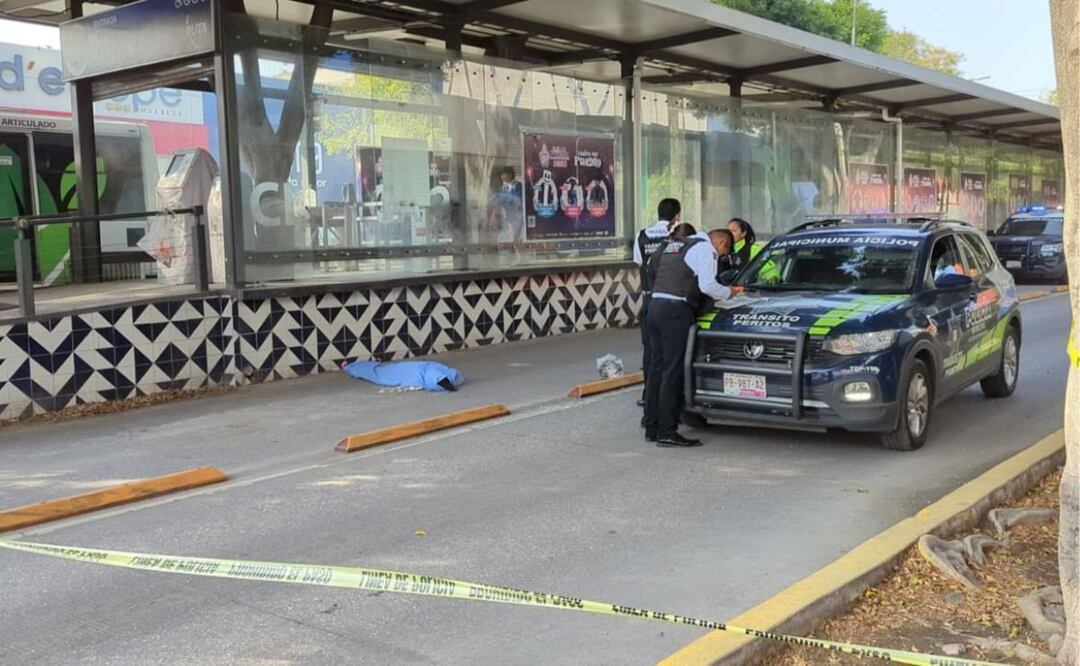 Una mujer murió atropellada por un cafre que se pasó un la luz roja del semáforo en el Bulevar 5 de Mayo | Foto: Agencia Es Imagen para El Universal Puebla