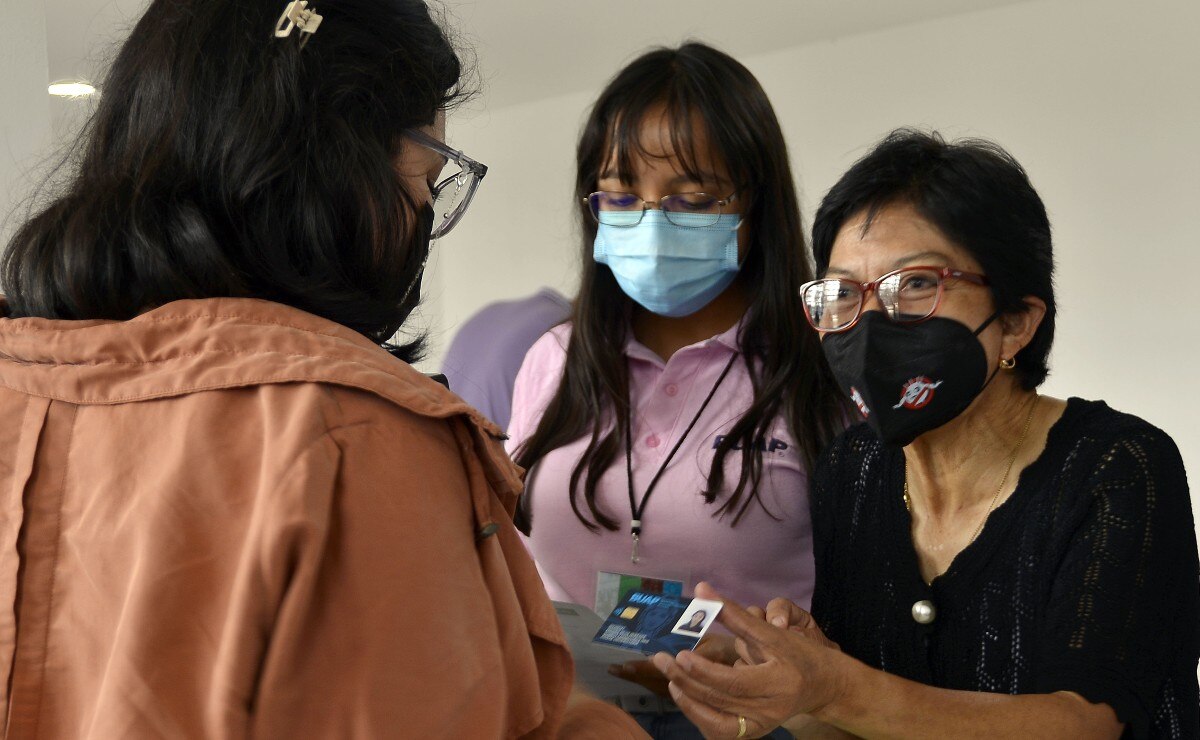 Lilia Cedillo entrega credenciales a alumnos de nuevo ingreso