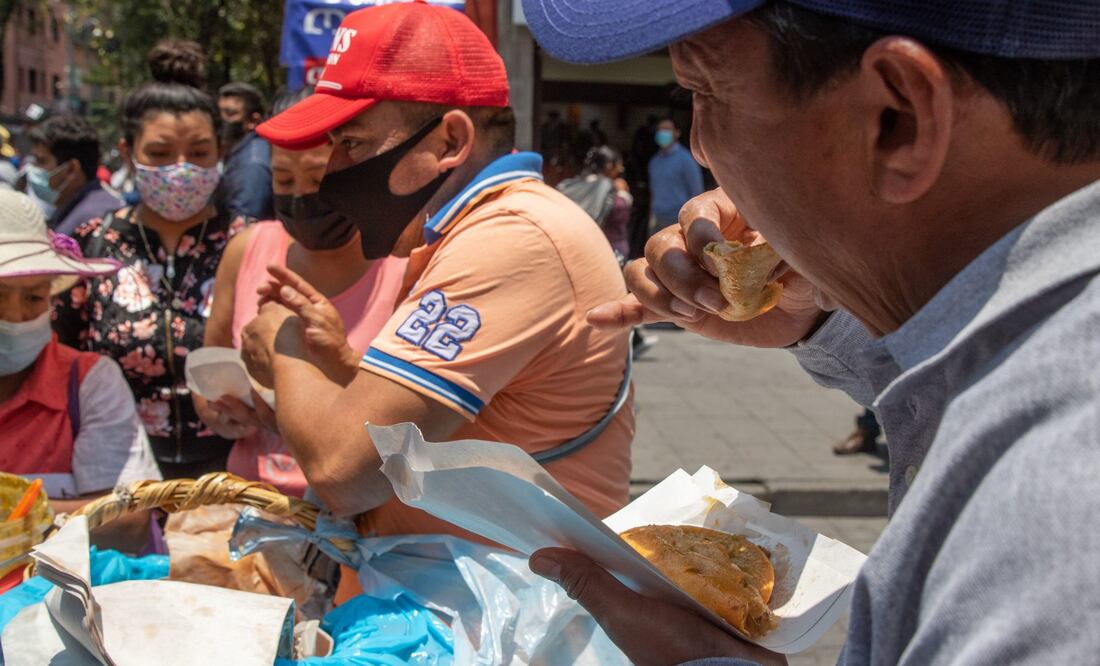 Tacos de canasa envueltos en plástico azul. Foto: Cuartoscuro