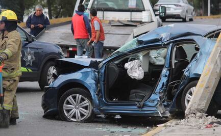Borrachazo en Bulevar Atlixco: queda prensado al chocar vs un poste