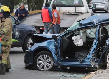 Borrachazo en Bulevar Atlixco: queda prensado al chocar vs un poste