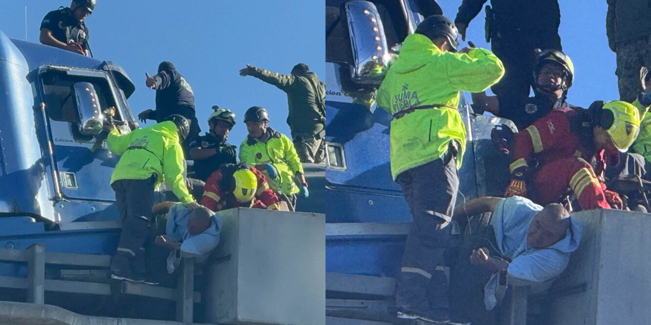 Tras percance vehicular conductor quedó atrapado y estuvo en riesgo de caer del segundo piso de la Autopista México-Puebla / Foto: EsImagen