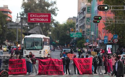 Normalistas de Teteles bloquean avenida Reforma e Insurgentes en la CDMX