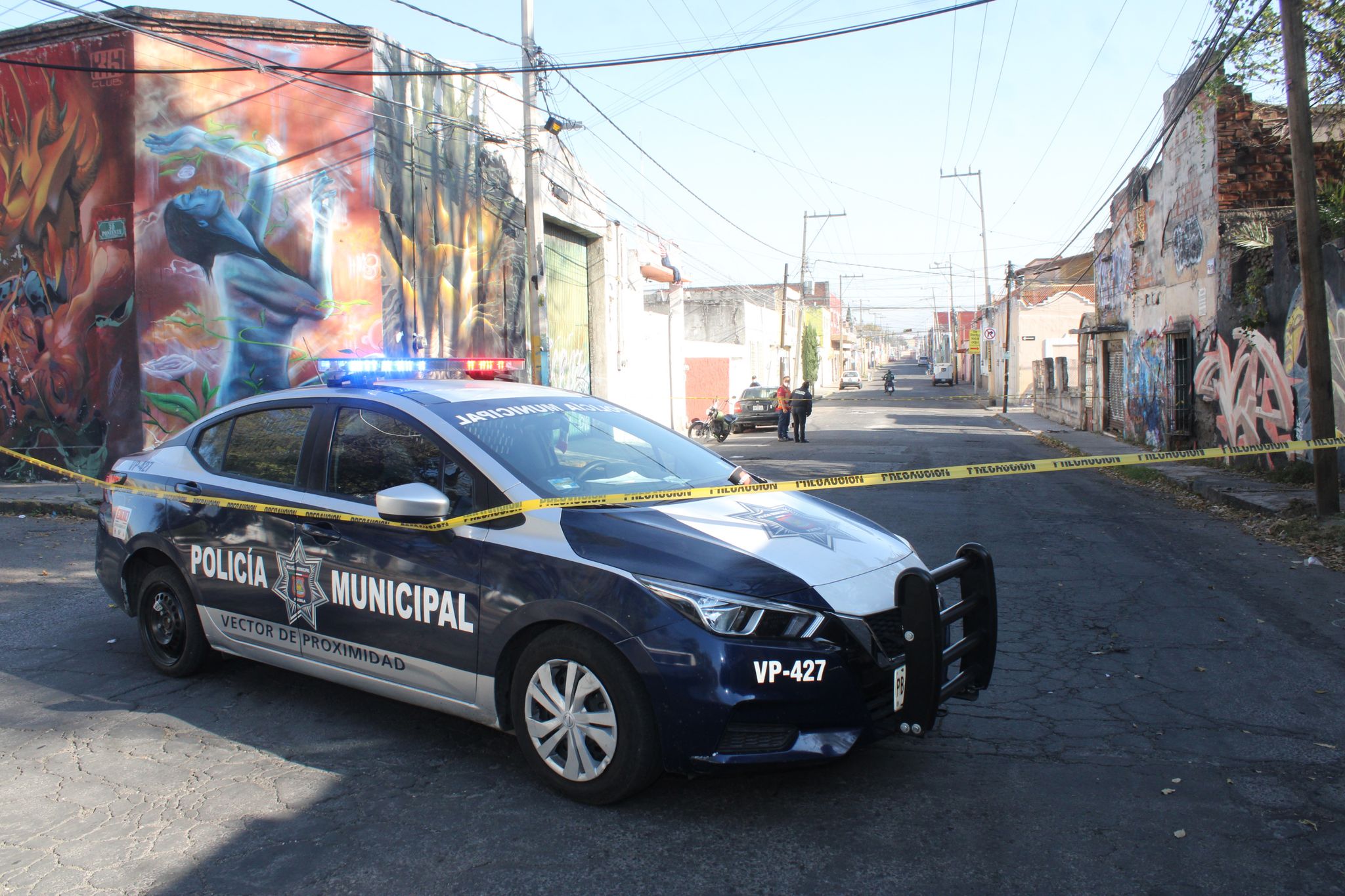 Balacera entre policía estatal y ambulantes del Centro Histórico deja tres heridos