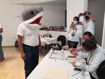 Aquí llegó tu tiburón. Treintón acude a vacunarse con disfraz en Cholula