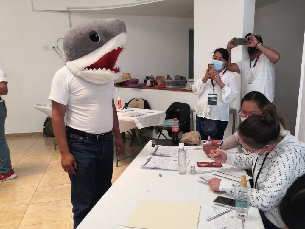 Aquí llegó tu tiburón. Treintón acude a vacunarse con disfraz en Cholula