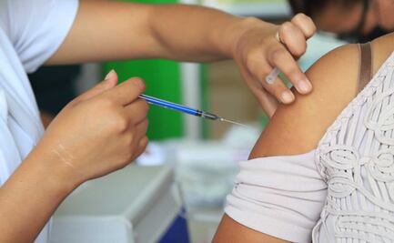 Cuarta dosis para adultos mayores y personal de salud disponible en hospitales