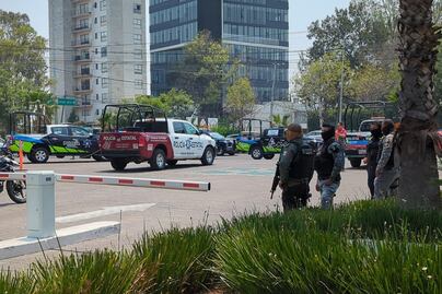 Hombre desata balacera y toma rehenes en la Plaza Centro Mayor