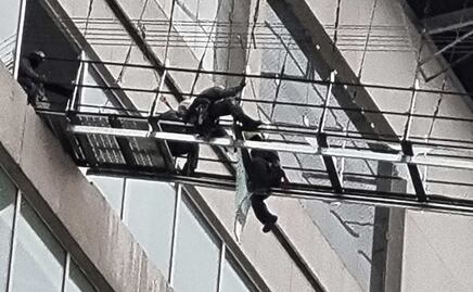 Tormenta derriba cristales y daña estructura del Sky Bridge en Palmas Plaza