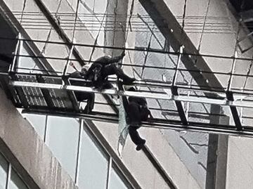 Tormenta derriba cristales y daña estructura del Sky Bridge en Palmas Plaza